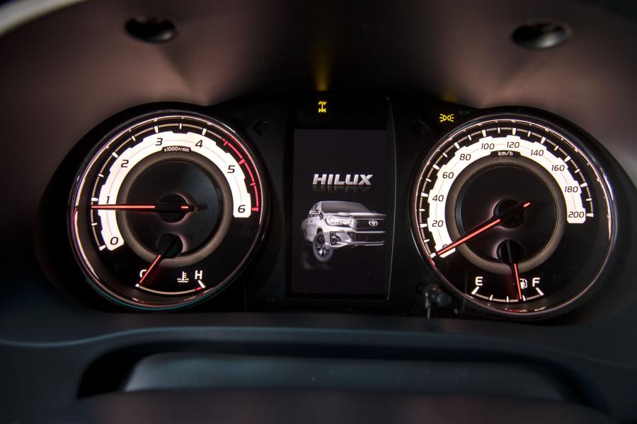 Панель приборов Toyota Hilux Rogue Double Cab 2018 года  (AU) (фото 20 из 27)